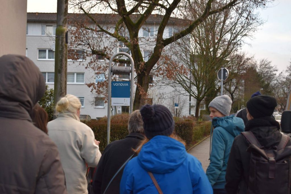 Solidarisch in Gröpelingen übergibt Forderungen an Vonovia in Bremen
